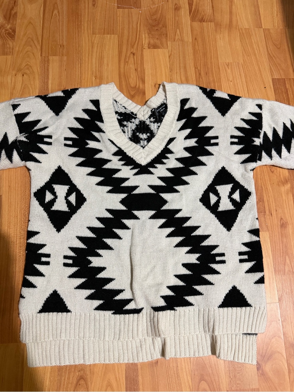 Women’s Black & Cream Geometric V-Neck Sweater L